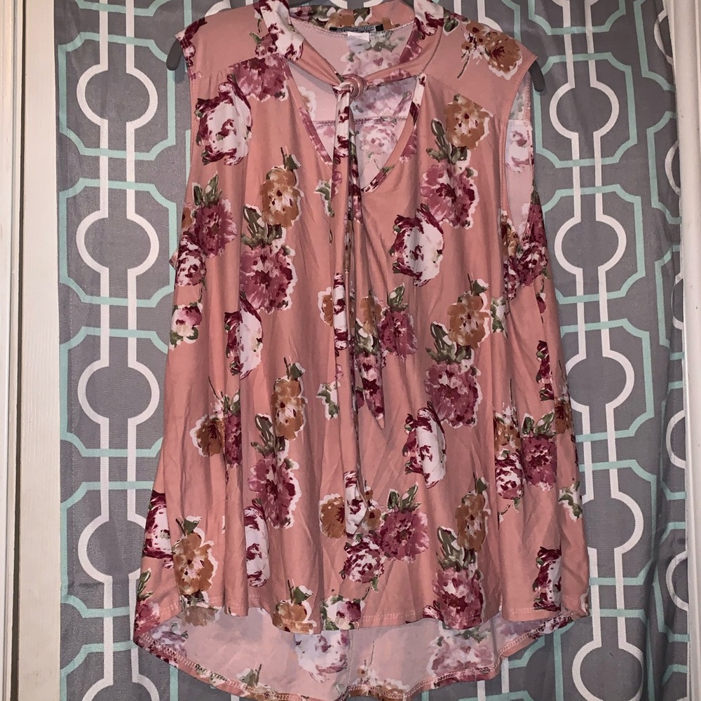 3/15🔥Floral pink sleeveless blouse
